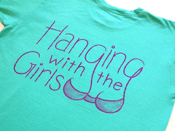 Detail of the logo on the shirt