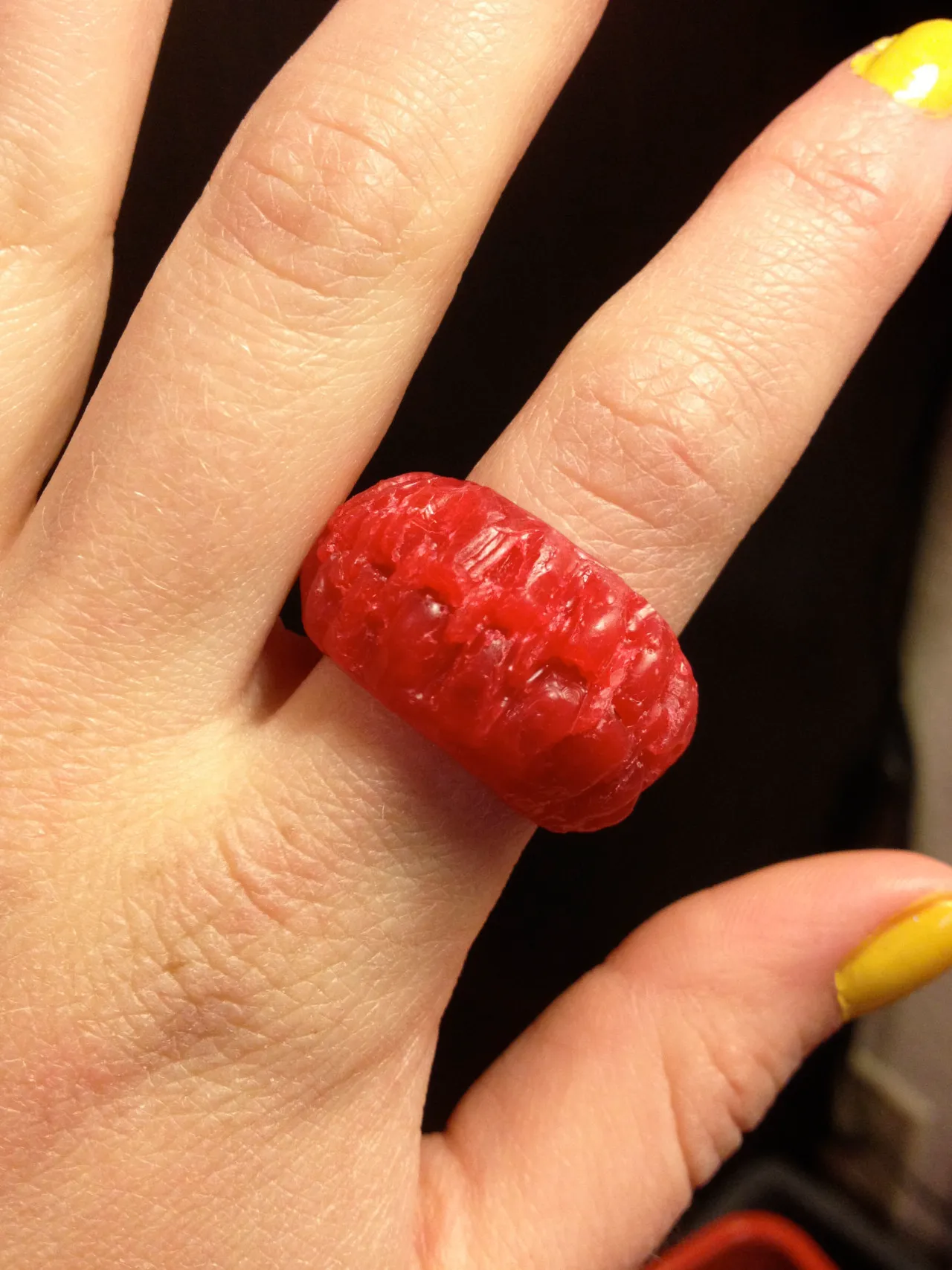 Suture carving modeled on the hand